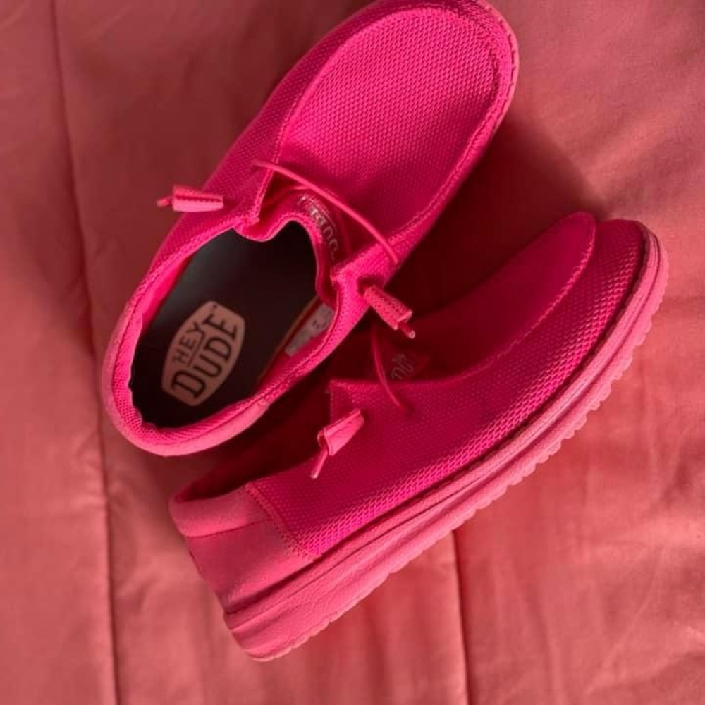 Hey dudes hot pink! Women’s size 7